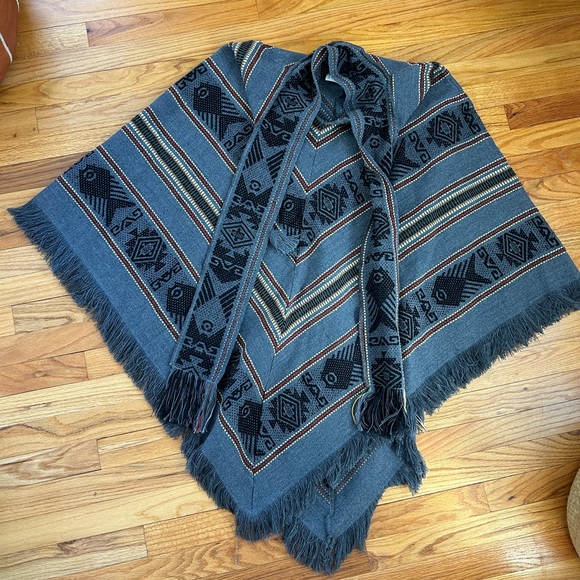 Tejidos Diaz- Gray Woven Ecuadorian Poncho - Picture 3 of 10